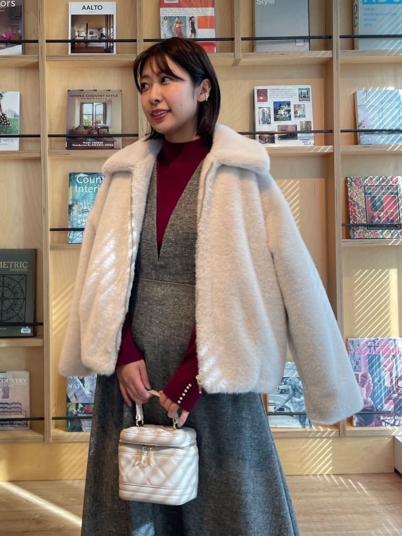 abeさんの「Couture brooch｜【ふわふわ・上品】ミンクフェイクファーアウター」を使ったコーディネート