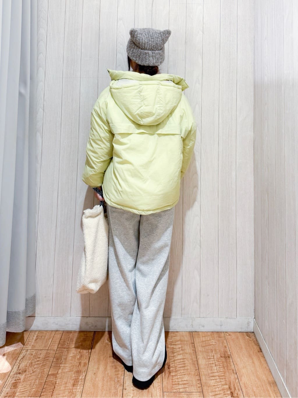 愛さんの「SHOO･LA･RUE｜周りと差を付けられる お袖デニム切替 ブークレロゴニット」を使ったコーディネート