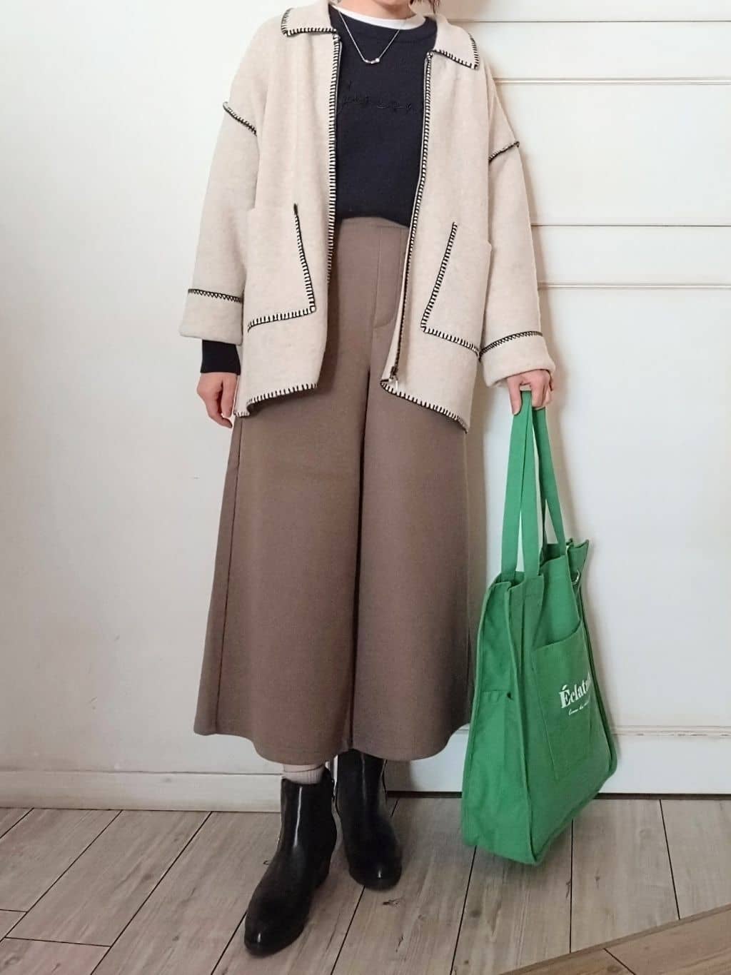 miomioさんの「SHOO･LA･RUE｜【洗濯機可/ちくちくしにくい】大人のための スウェットライク刺繍ロゴニット」を使ったコーディネート