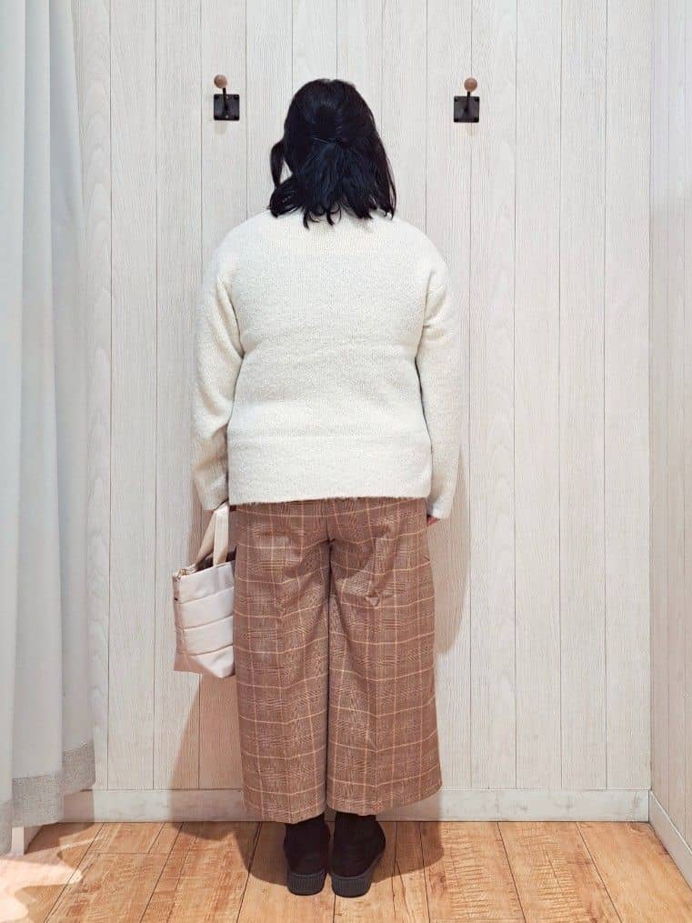 kotomiさんの「SHOO･LA･RUE｜【S-LL】ほんのりラメで華やか ふわふわハイネックニット」を使ったコーディネート