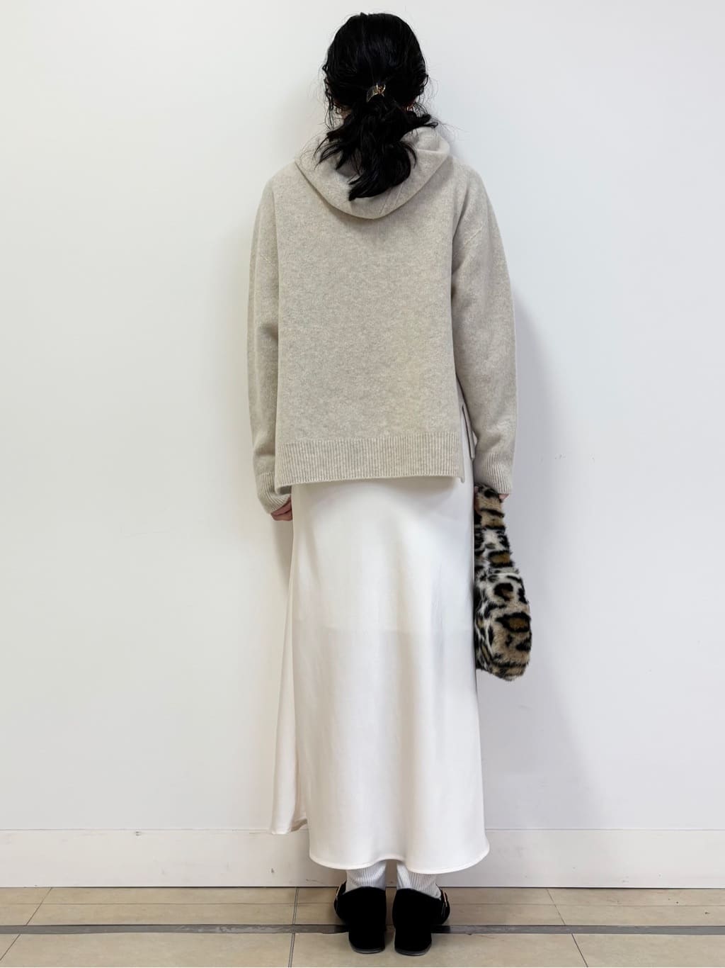 YOKOTAさんの「DRESSTERIOR｜カシミヤブレンドフードニット」を使ったコーディネート