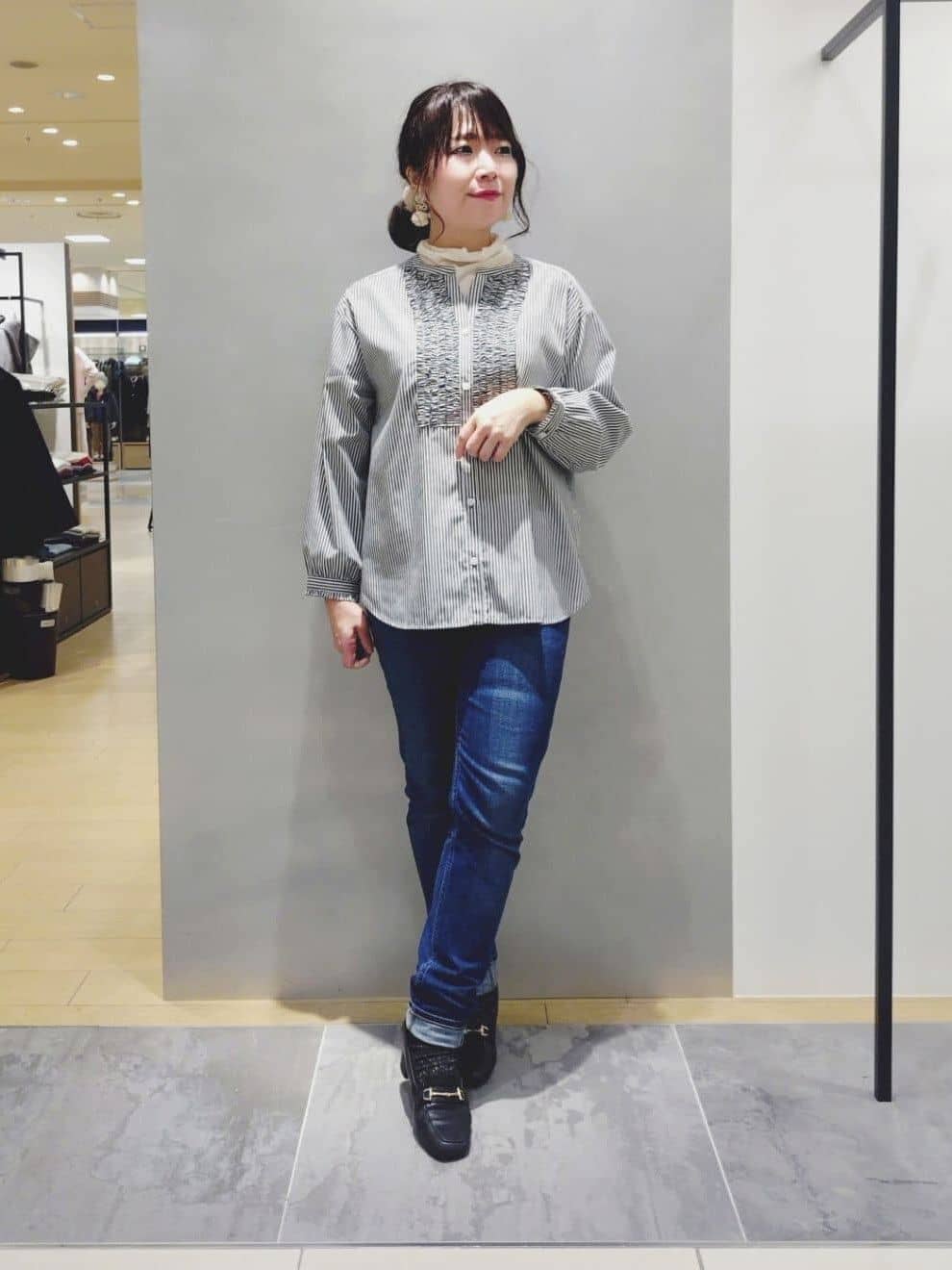 TOMOMIさんの「INDIVI｜【通年活躍！褒められデニム】スキニー デニムパンツ」を使ったコーディネート