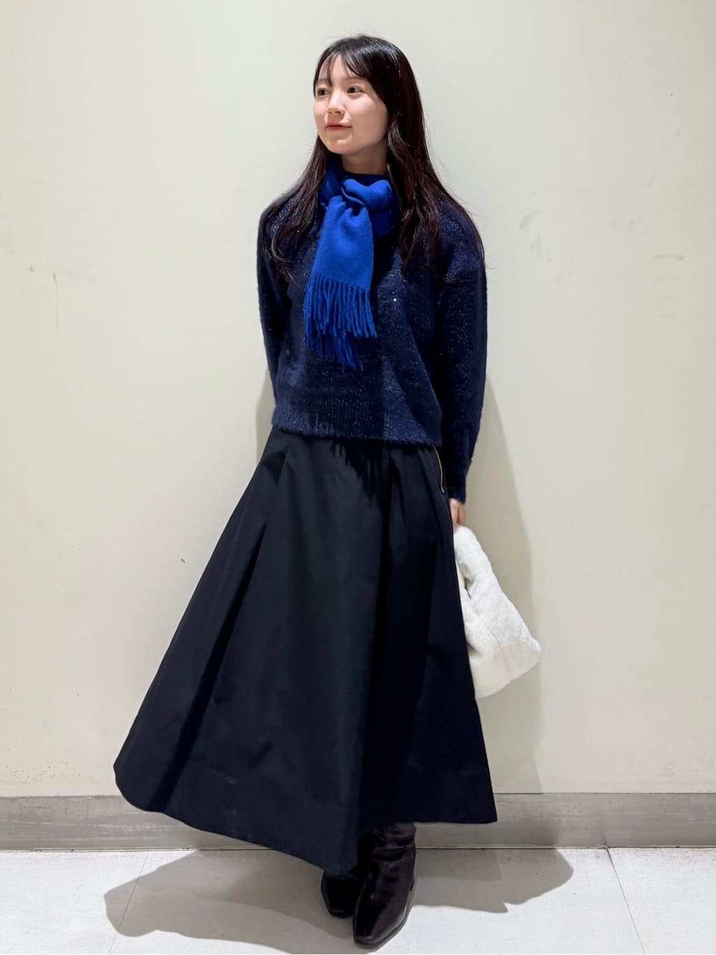 きみさんの「OPAQUE.CLIP｜スパンコールフェザーVネックニット【洗濯機OK】」を使ったコーディネート