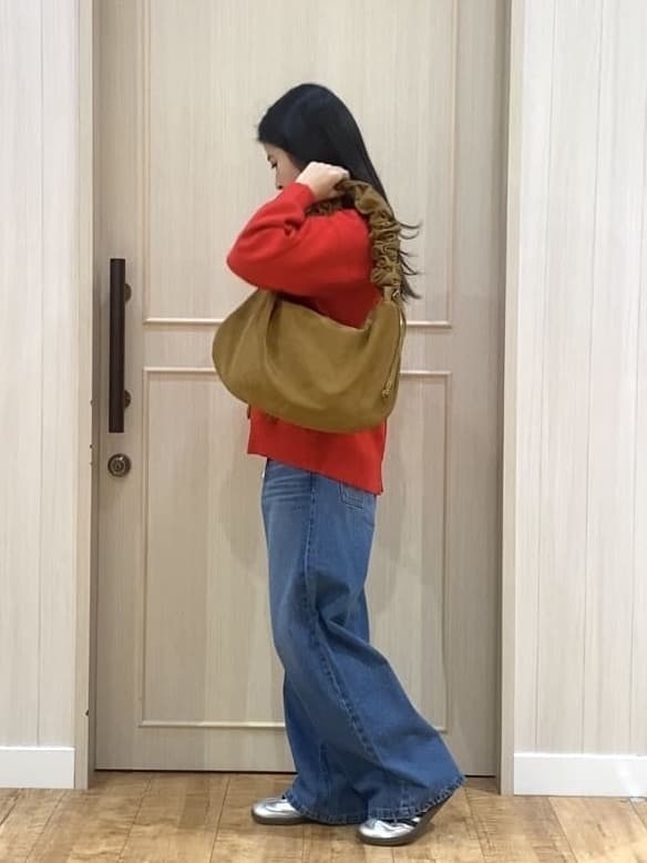 ERIさんの「SHOO･LA･RUE｜【洗える/毛玉レス】表面がきれいなハイネックバックスリットニット」を使ったコーディネート