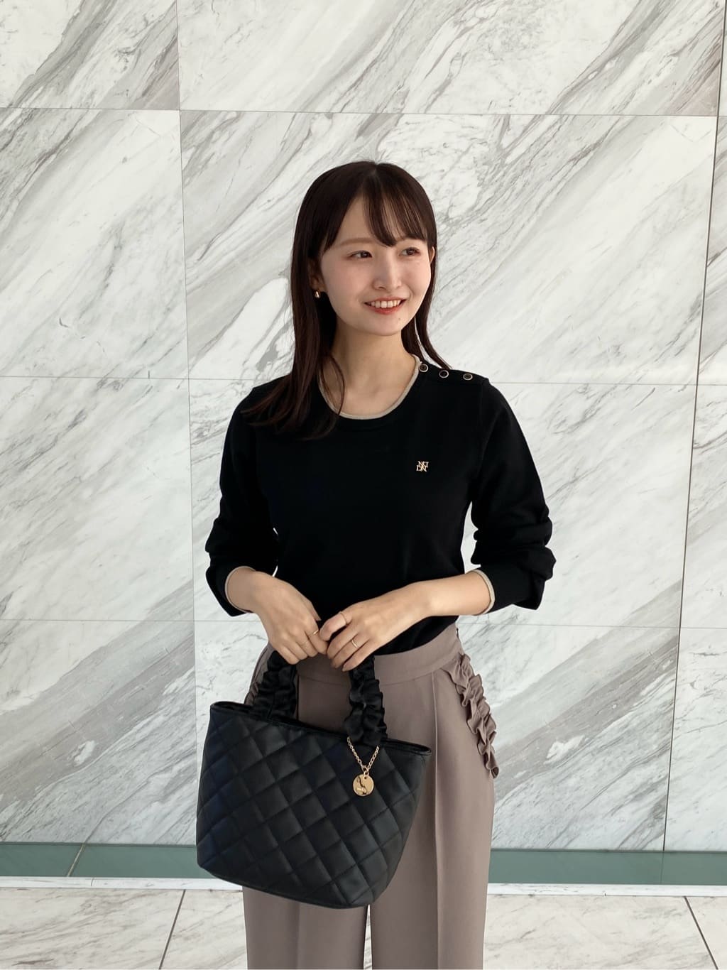 みさかさんの「index｜ゴールドパーツ付きバイカラークルーネックニット【洗濯機OK】」を使ったコーディネート