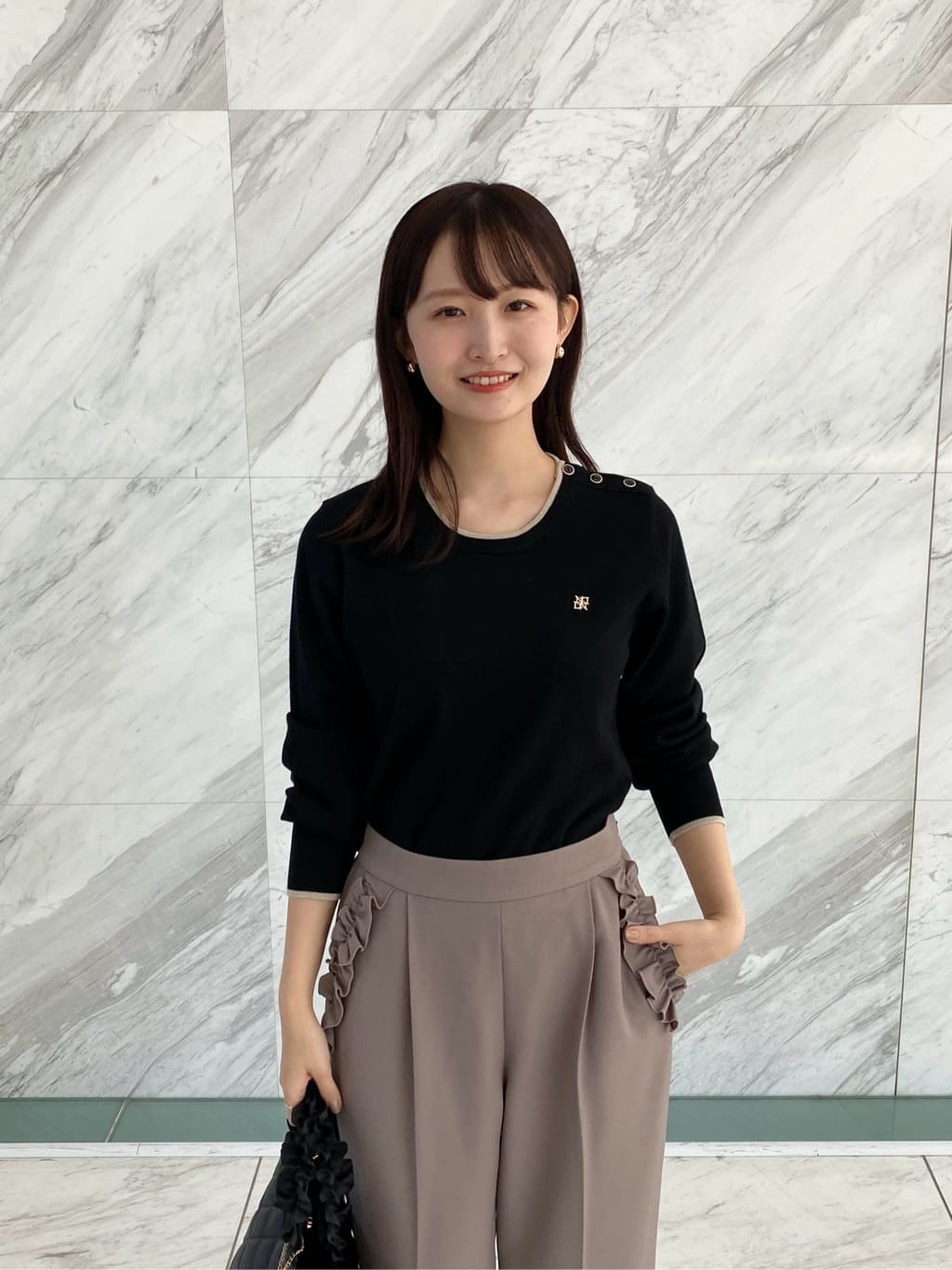 みさかさんの「index｜ゴールドパーツ付きバイカラークルーネックニット【洗濯機OK】」を使ったコーディネート