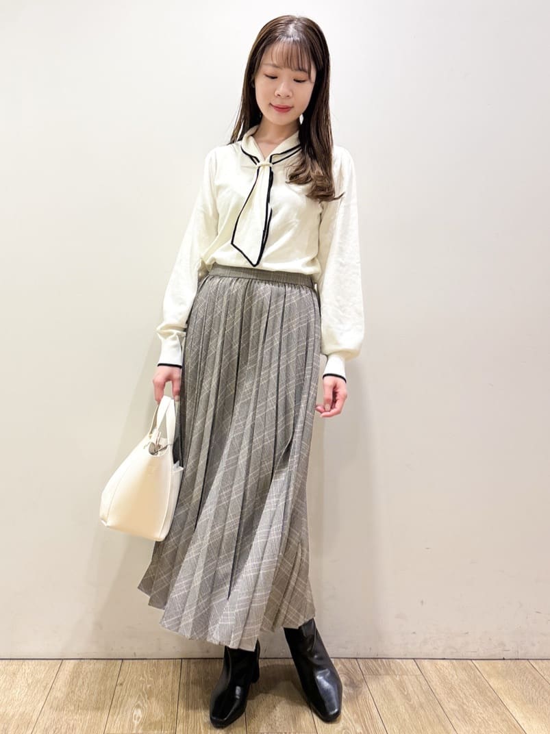 ayaさんの「index｜ゴールドパーツ付きボウタイニット【洗濯機OK】《10col／XS～LL》」を使ったコーディネート