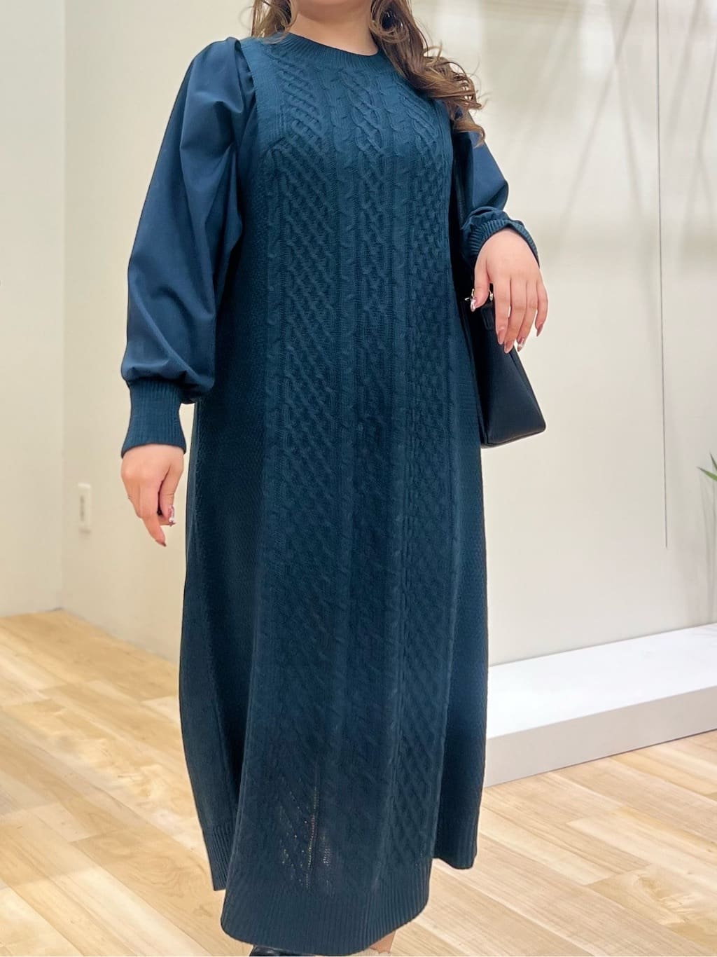 みことさんの「grove｜一枚で華やぐ、袖布帛ケーブルニットワンピース」を使ったコーディネート