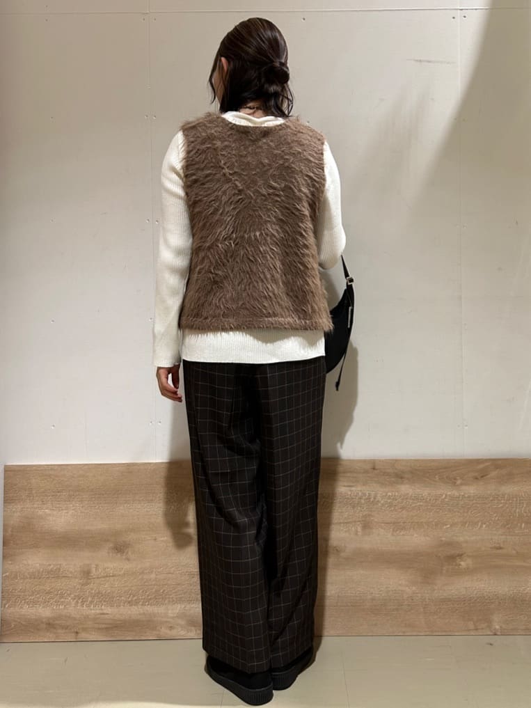 花さんの「SHOO･LA･RUE｜【高レビュー/2点セット】着るだけでコーデが決まる フェザーニットベスト&times;リブニット」を使ったコーディネート