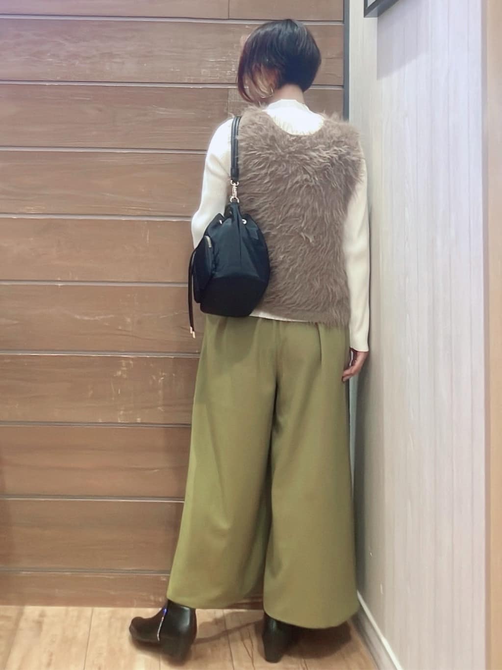 aaamiさんの「SHOO･LA･RUE｜【S-LL/2点セット】脚のラインを拾いにくい ベルト付きタックスカーチョパンツ」を使ったコーディネート