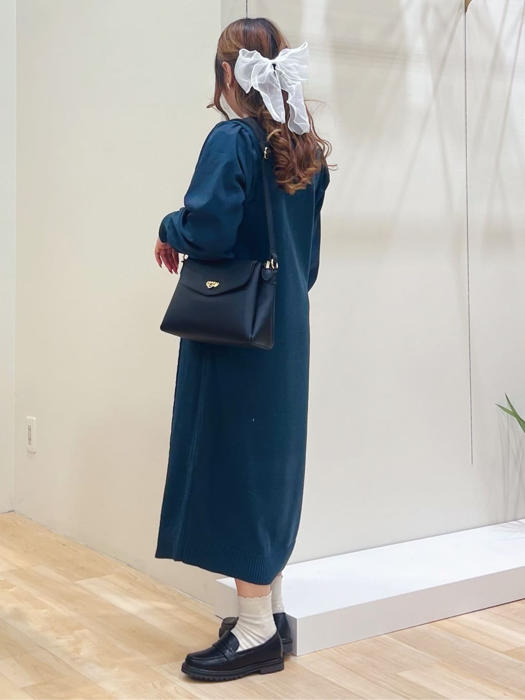 みことさんの「grove｜一枚で華やぐ、袖布帛ケーブルニットワンピース」を使ったコーディネート