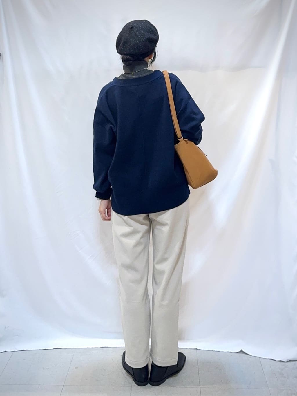 𝐇𝐢𝐫𝐨𝐦𝐢さんの「SHOO･LA･RUE｜【洗える/毛玉レス】表面がきれいなVネックカーディガン」を使ったコーディネート