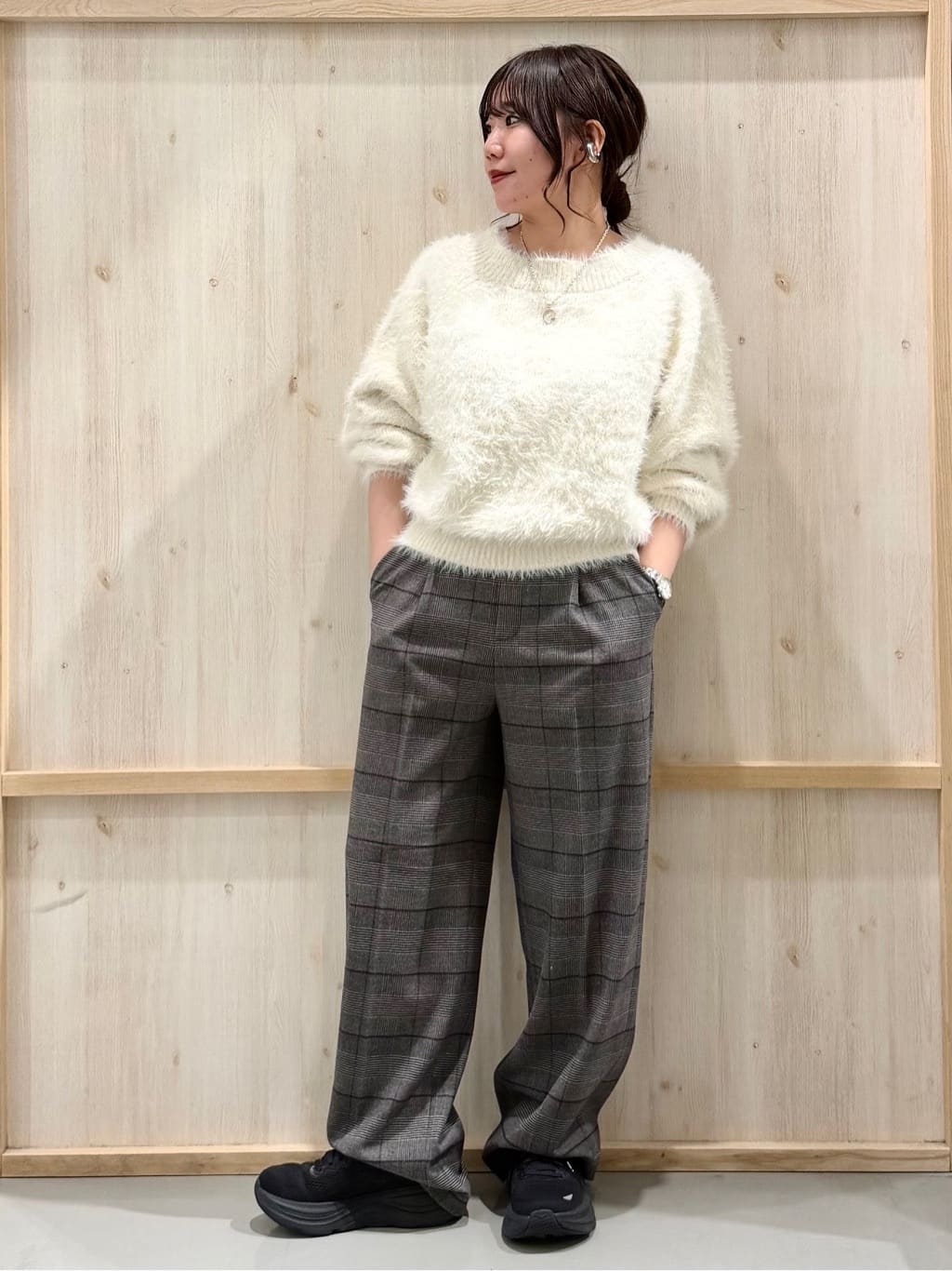 nanaさんの「THE SHOP TK｜着るたびときめく ふんわりフェザーシャギーニット」を使ったコーディネート