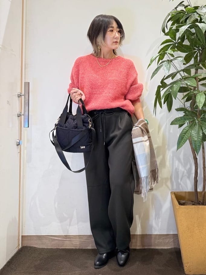 misakiさんの「SHOO･LA･RUE｜【洗濯機可/S-LL】上品にキラリと華やぐ スパンコールニット」を使ったコーディネート