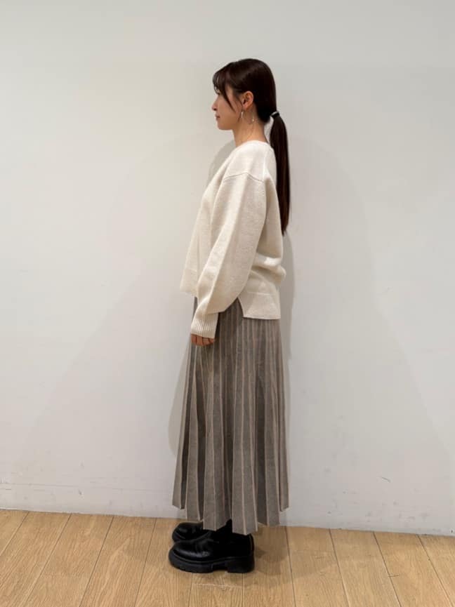 maiさんの「INDIVI｜【洗える／カシミヤ混】ミドルゲージVネックニット」を使ったコーディネート