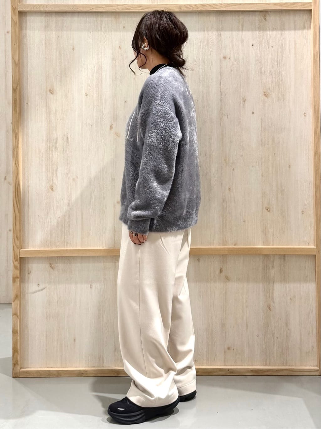 nanaさんの「THE SHOP TK｜ベルベットフェザー ロゴニットプルオーバー」を使ったコーディネート