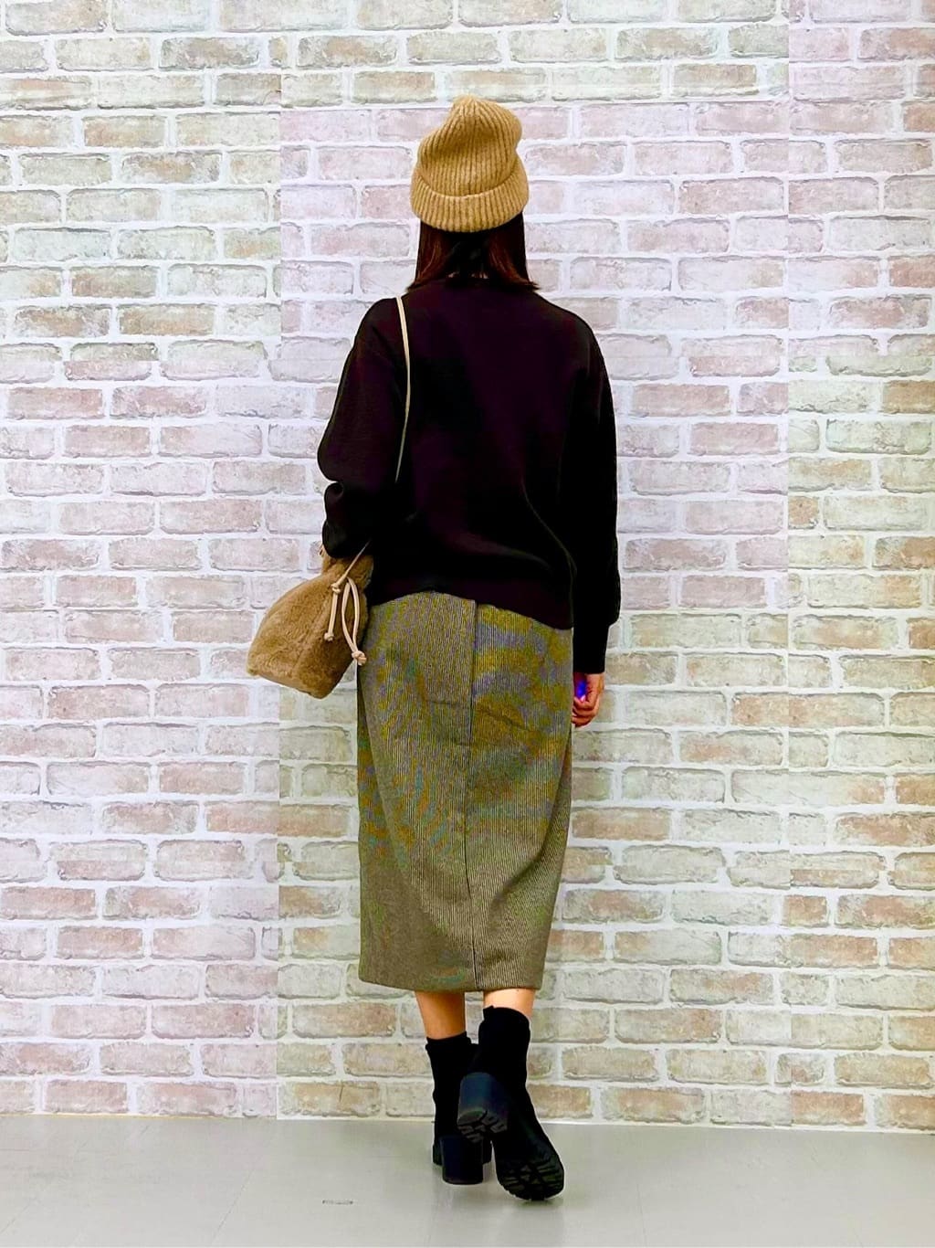 まーみんさんの「SHOO･LA･RUE｜【洗濯機可/ちくちくしにくい】大人のための スウェットライク刺繍ロゴニット」を使ったコーディネート