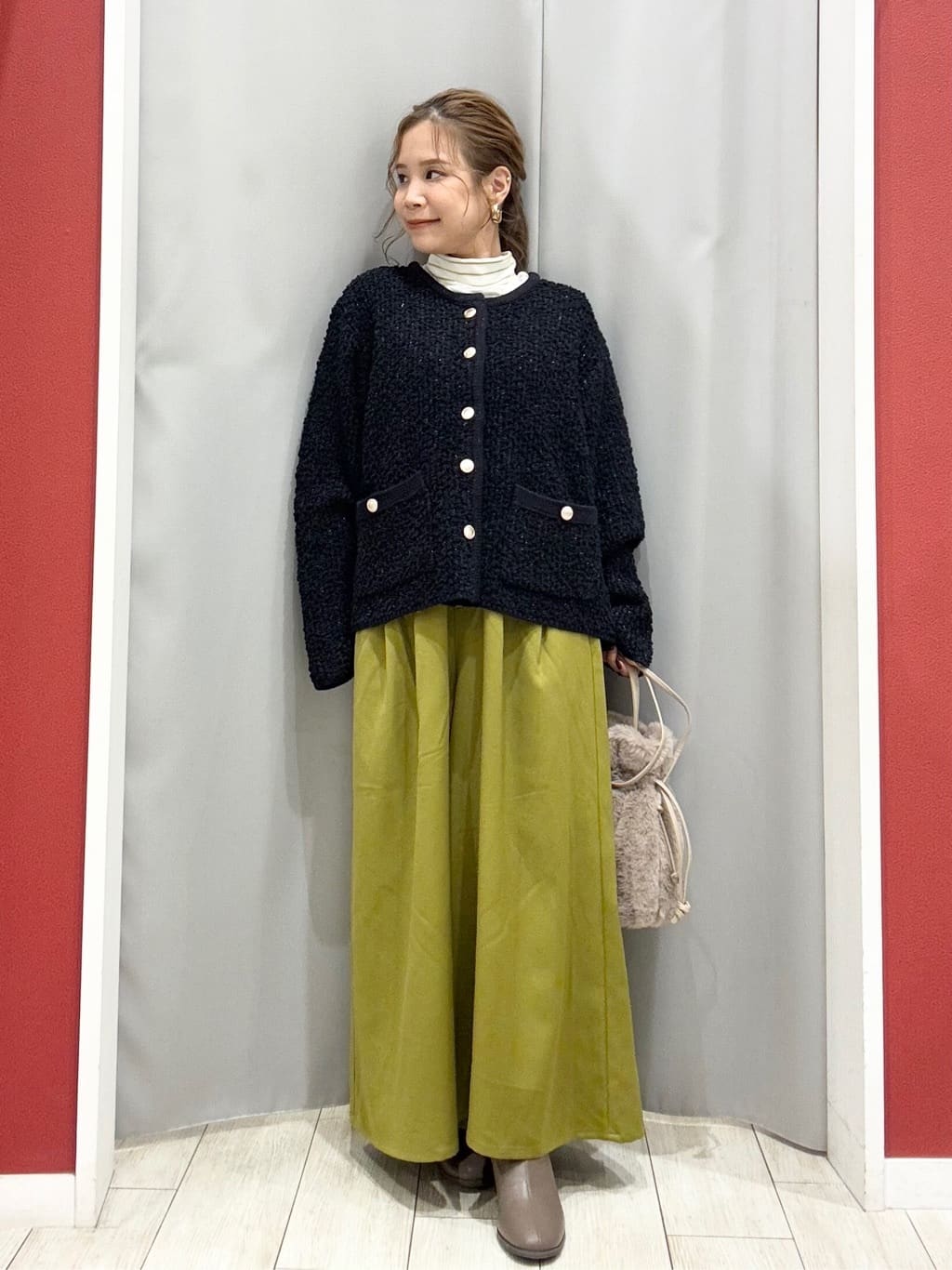 shioさんの「SHOO･LA･RUE｜【S-LL/吸湿発熱】なめらかとろみ インナータートル」を使ったコーディネート