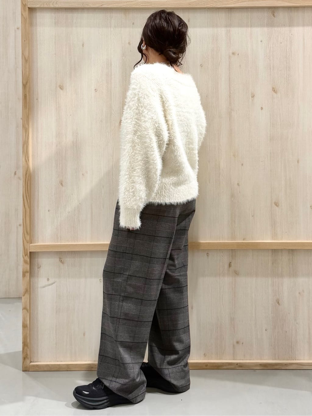 nanaさんの「THE SHOP TK｜着るたびときめく ふんわりフェザーシャギーニット」を使ったコーディネート