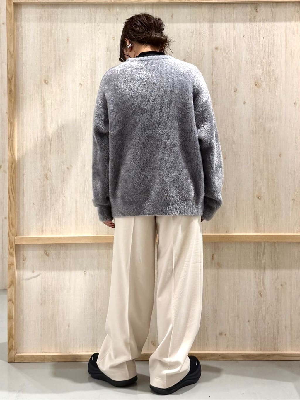 nanaさんの「THE SHOP TK｜ベルベットフェザー ロゴニットプルオーバー」を使ったコーディネート