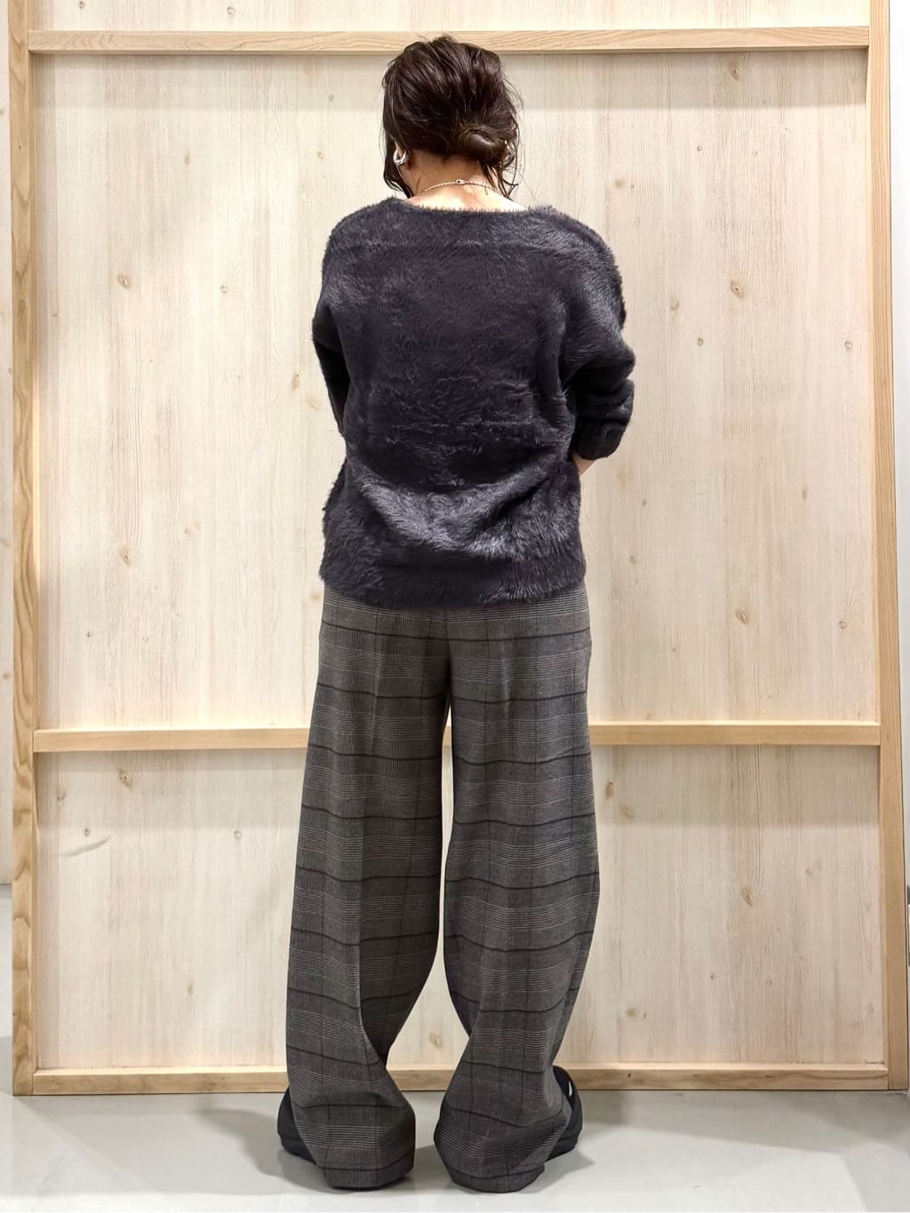 nanaさんの「THE SHOP TK｜【華やかで柔らか】ふわふわフェザーニット/洗える・前後2WAY」を使ったコーディネート