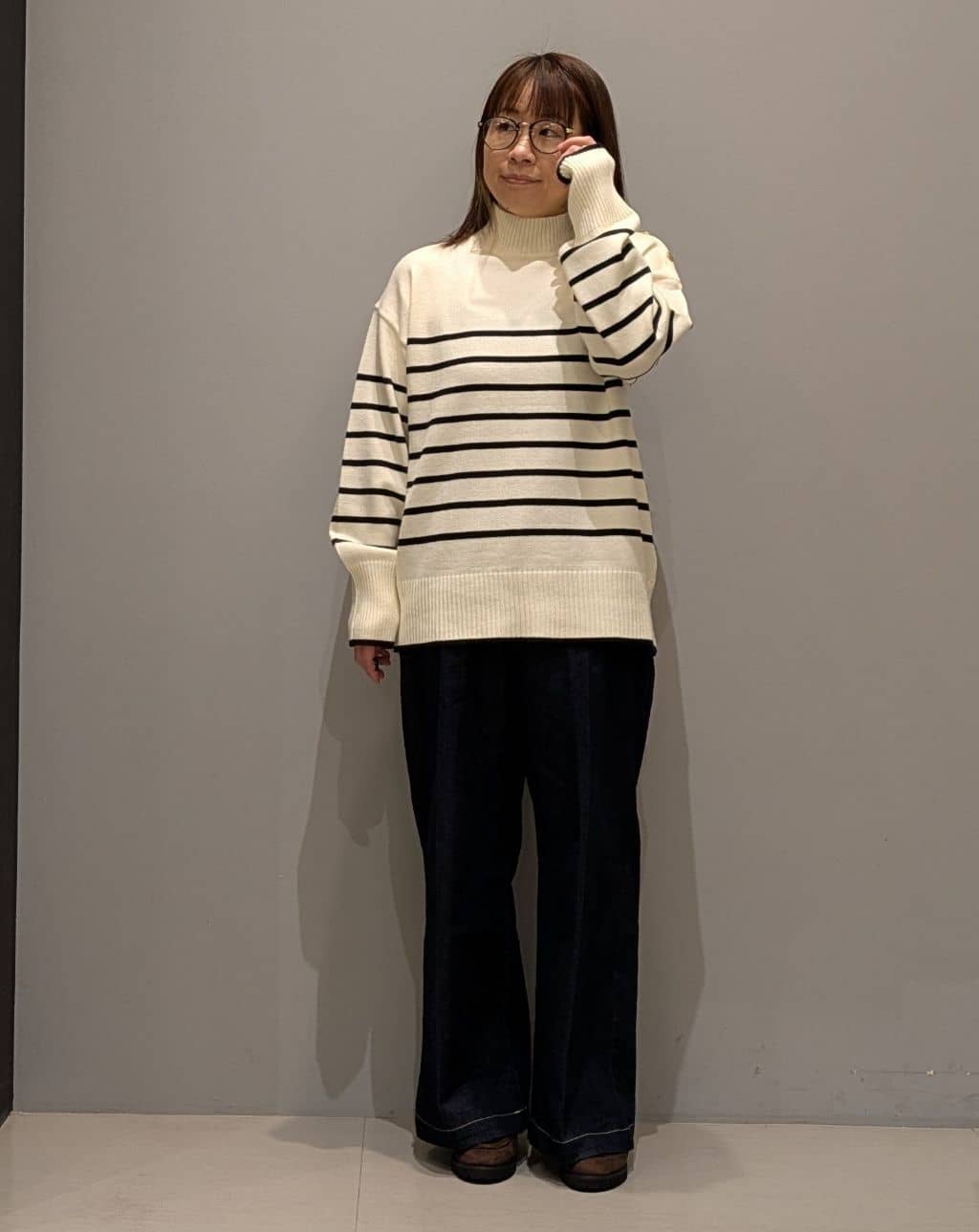yukaさんの「THE SHOP TK｜【インしないで着られる】金ボタン ハイネックニット/毛玉になりにくい/静電気防止/洗濯機OK」を使ったコーディネート