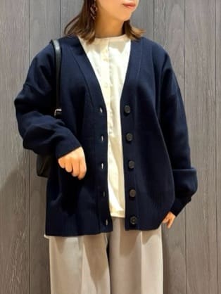 meiさんの「SHOO･LA･RUE｜【洗える/毛玉レス】表面がきれいなVネックカーディガン」を使ったコーディネート