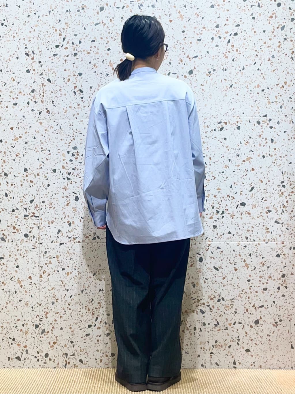 シゲリさんの「OPAQUE.CLIP｜バンドカラーシャツ【洗濯機OK】」を使ったコーディネート