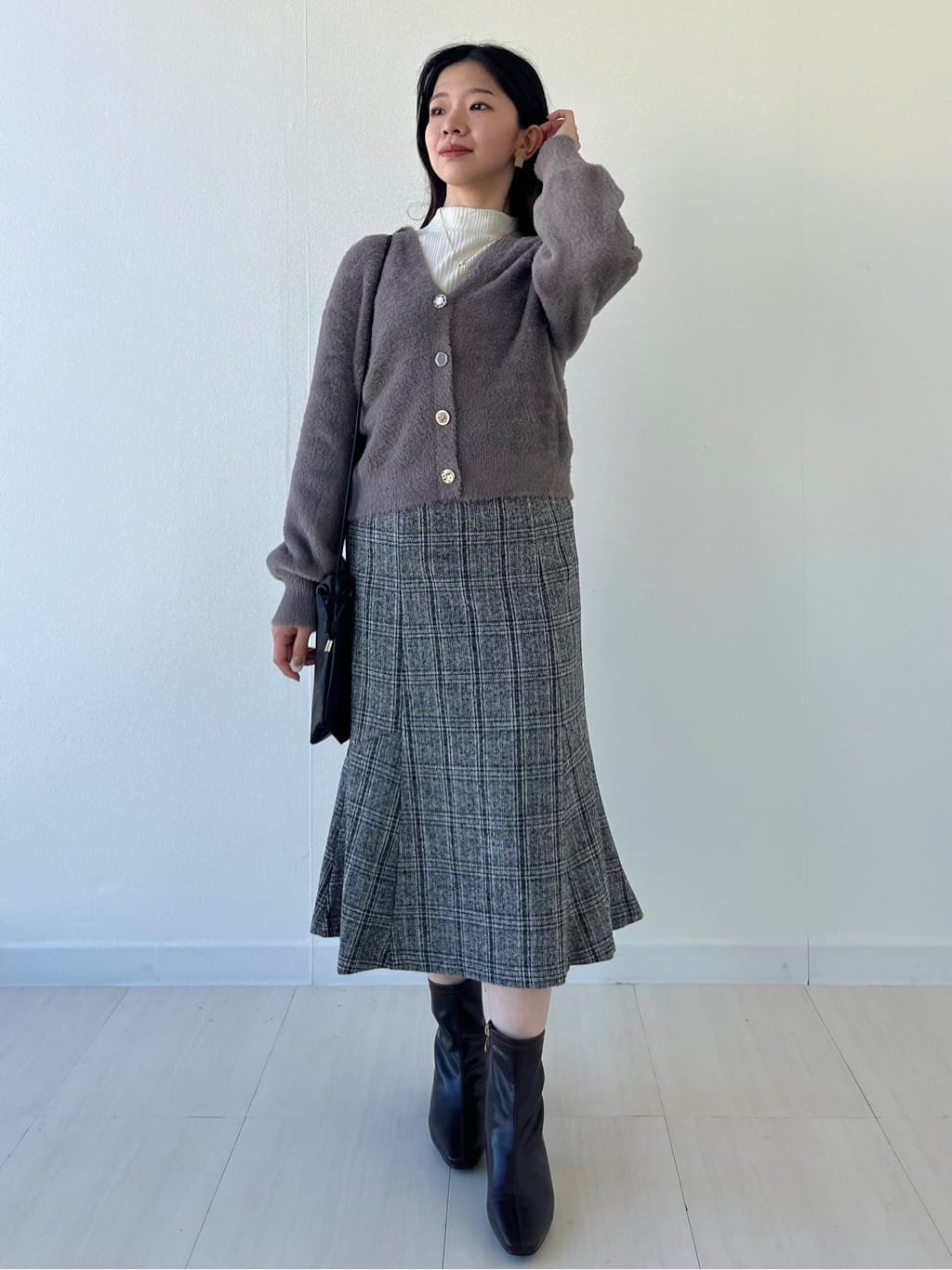 Mori Moriさんの「index｜ラメフェザーヤーンVネックカーディガン【洗濯機OK】」を使ったコーディネート
