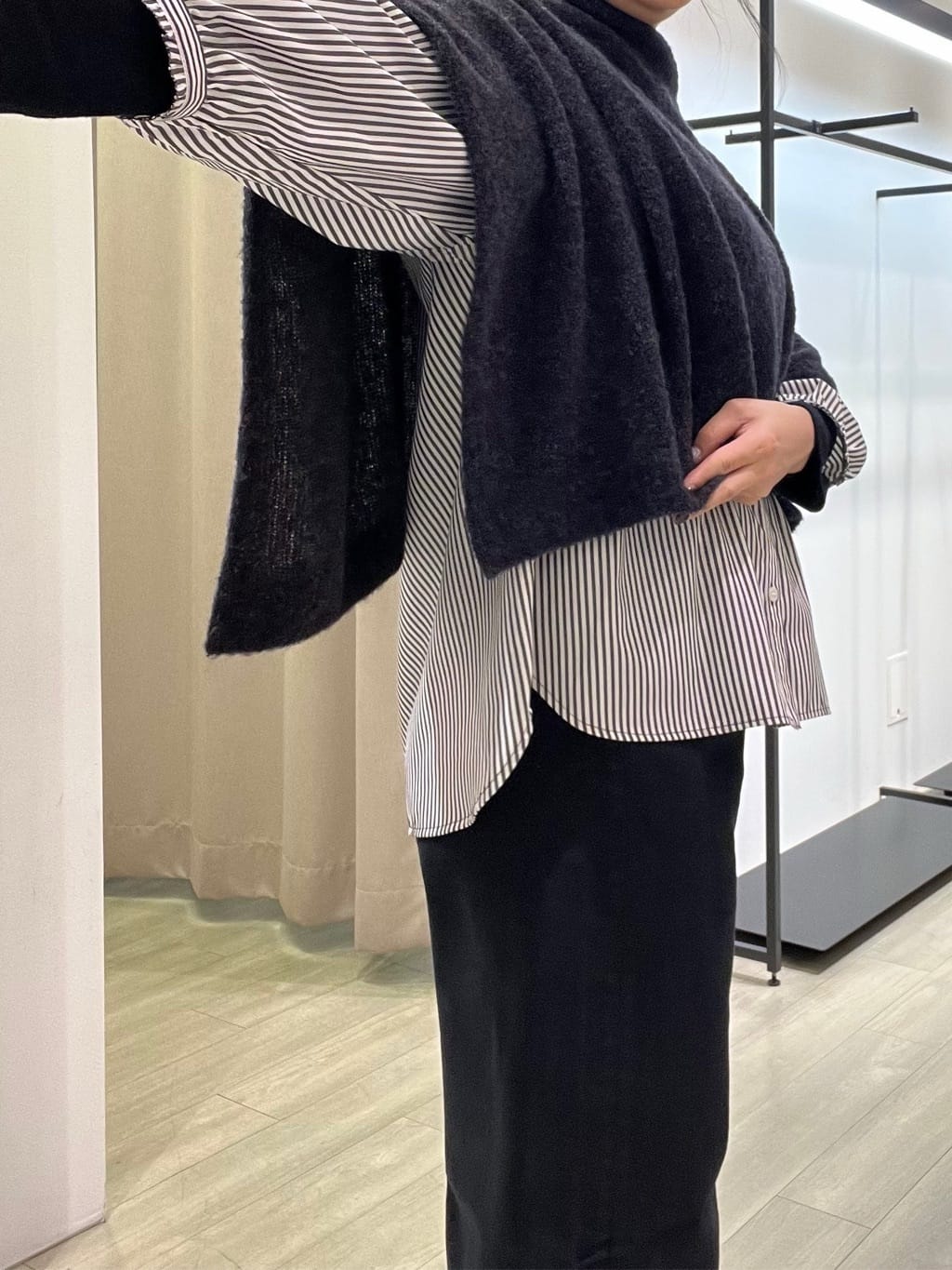 TOMOMIさんの「INDIVI｜【エアリー素材】ブークレケープポンチョ」を使ったコーディネート