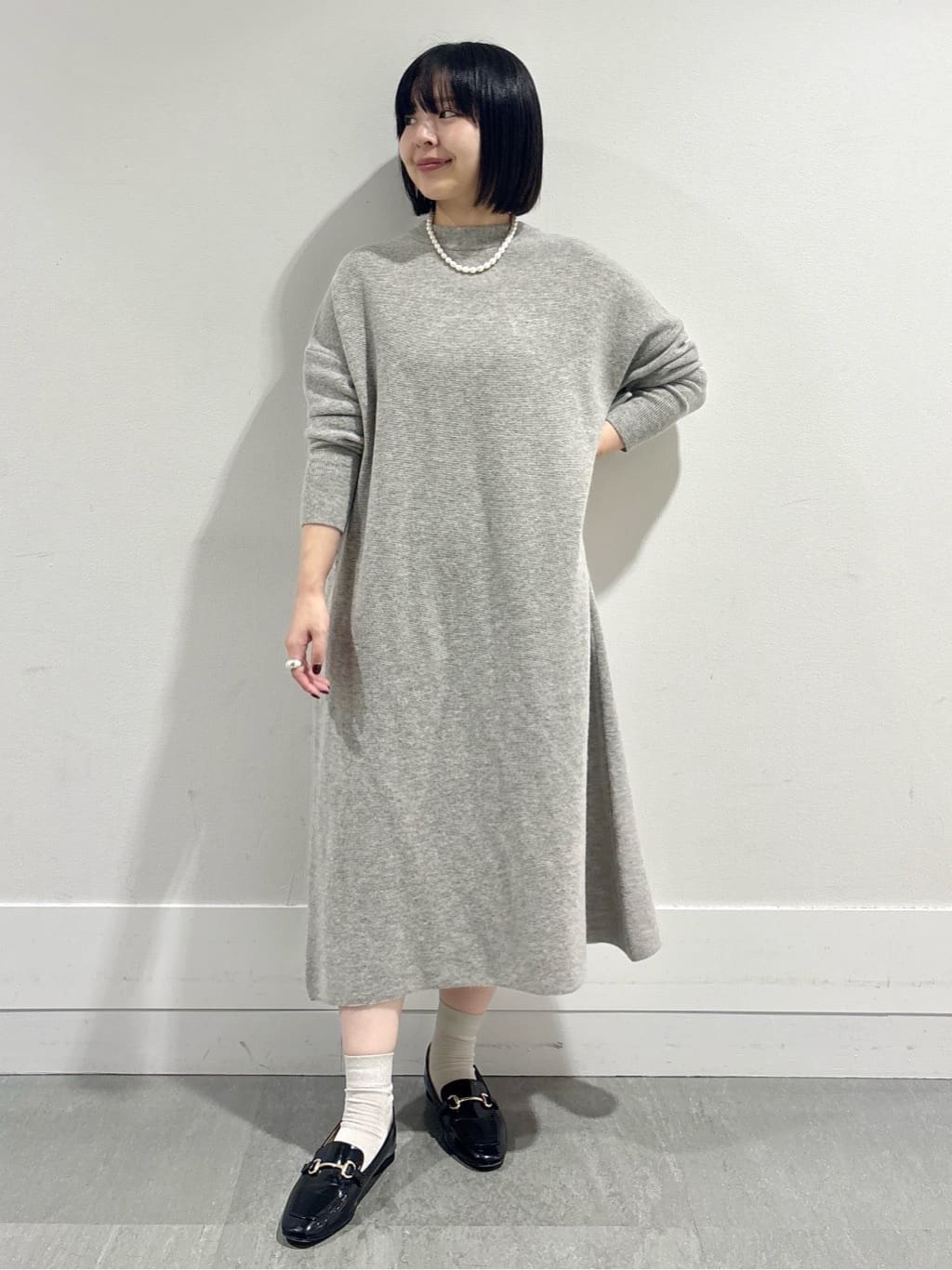 モエカさんの「UNTITLED｜【ロング丈/ゆったりシルエット】テントライン ニットワンピース」を使ったコーディネート