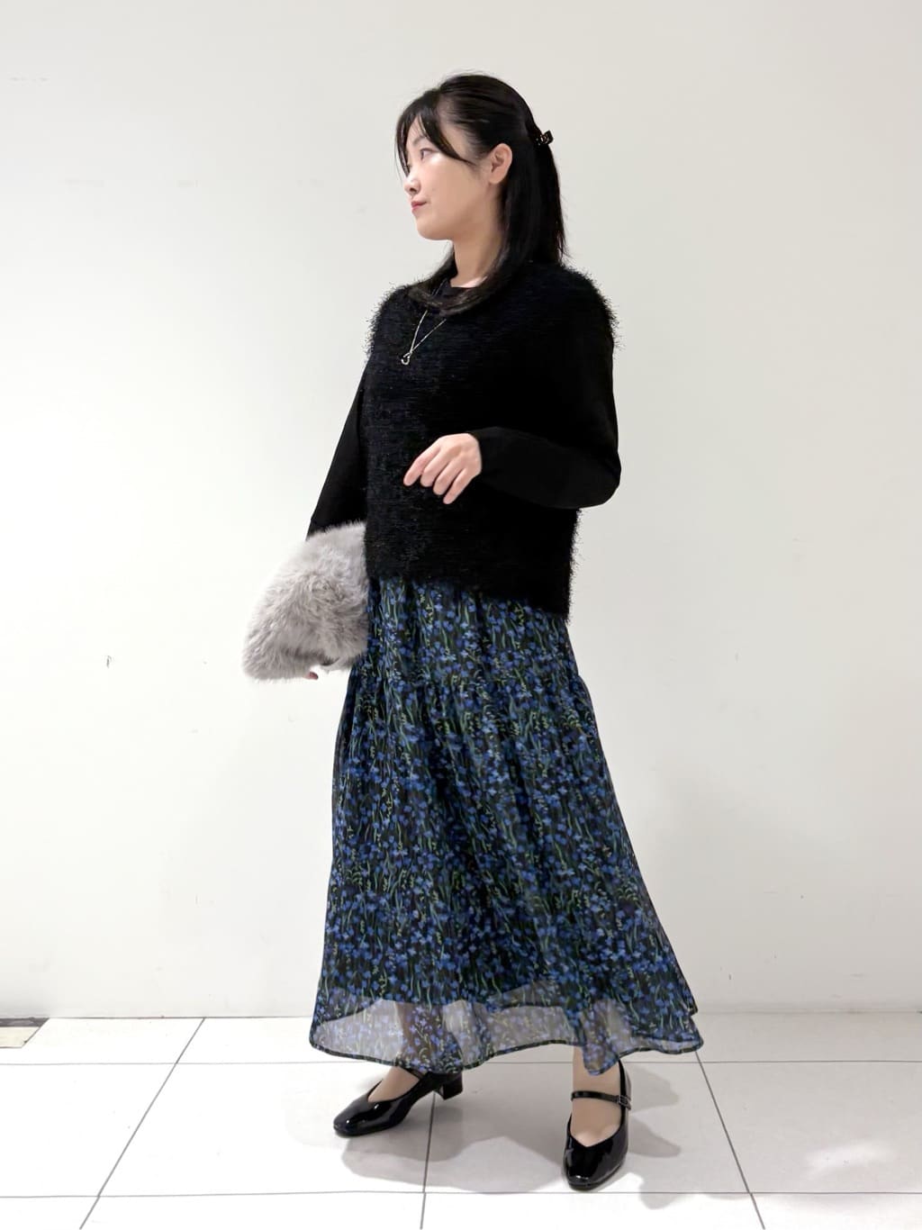 momokoさんの「INDIVI｜【秋映え柄/セットアップ可能】フラワーシフォンスカート」を使ったコーディネート