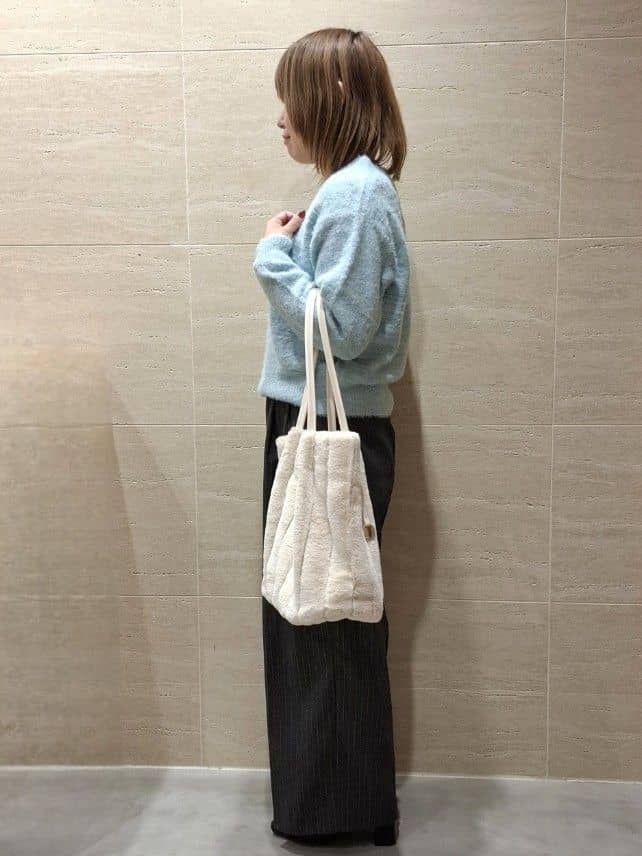かほさんの「OPAQUE.CLIP｜スパンコールフェザーVネックニット【洗濯機OK】」を使ったコーディネート