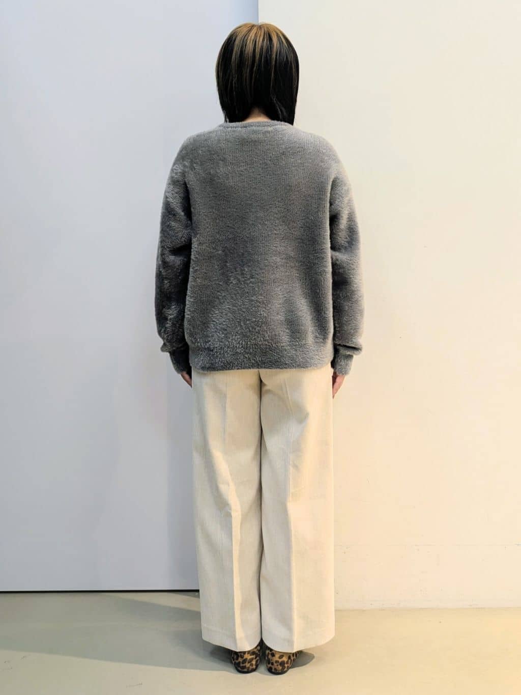 kotoさんの「THE SHOP TK｜ベルベットフェザー ロゴニットプルオーバー」を使ったコーディネート