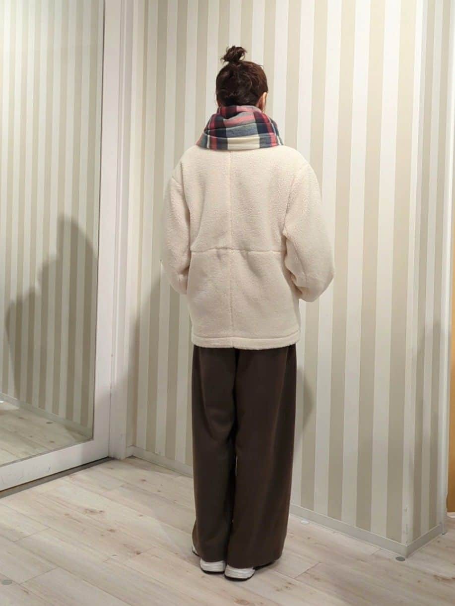 massuさんの「SHOO･LA･RUE｜【洗濯機可】即サマになる ノーカラー ボアブルゾン」を使ったコーディネート