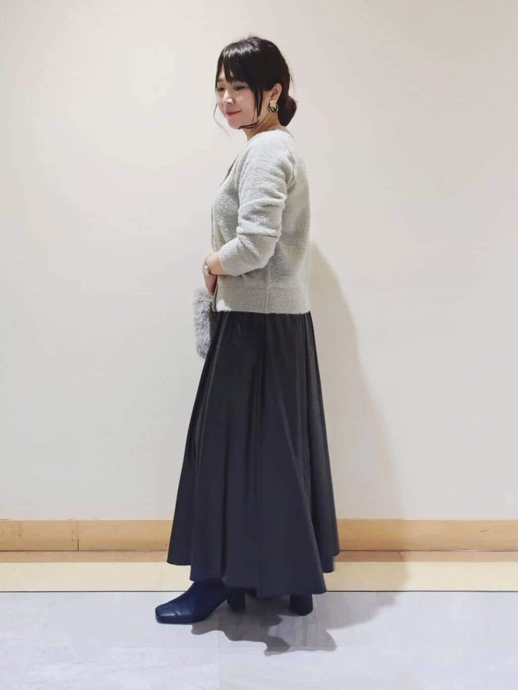 TOMOMIさんの「INDIVI｜レザー調ギャザースカート」を使ったコーディネート