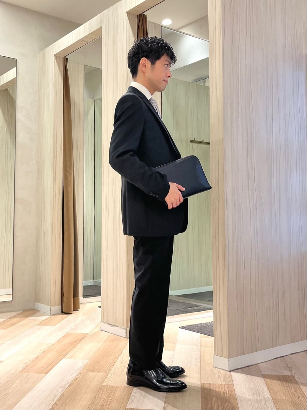 URAさんの「TAKEO KIKUCHI｜【Begin掲載】コーデュラ（R）夏素材ウールトロ　ストレッチスーツ」を使ったコーディネート