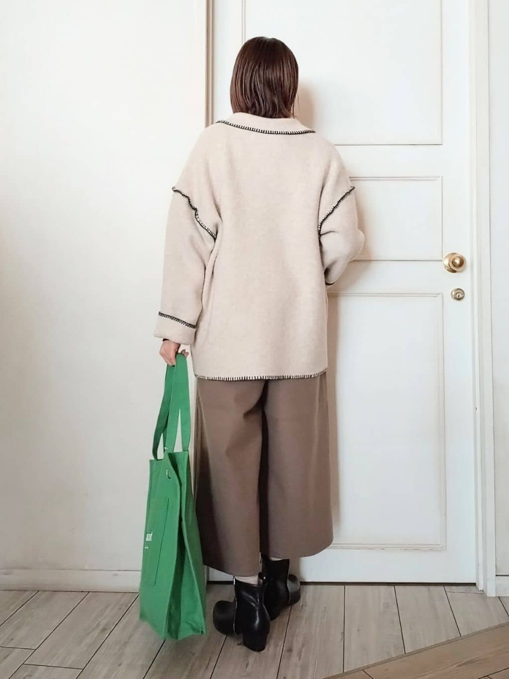 miomioさんの「SHOO･LA･RUE｜【洗濯機可/ちくちくしにくい】大人のための スウェットライク刺繍ロゴニット」を使ったコーディネート