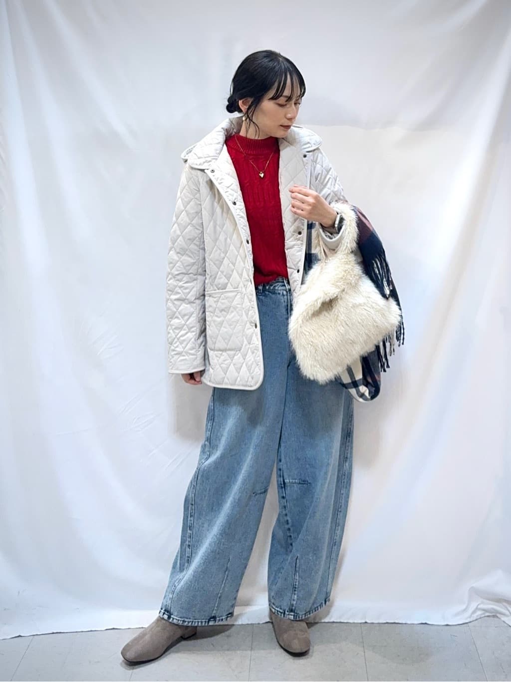 𝐇𝐢𝐫𝐨𝐦𝐢さんの「SHOO･LA･RUE｜【洗濯機可／毛玉レス】シンプルケーブル柄ニット」を使ったコーディネート