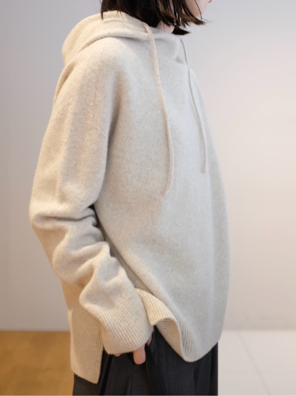 Kishimotoさんの「DRESSTERIOR｜カシミヤブレンドフードニット」を使ったコーディネート