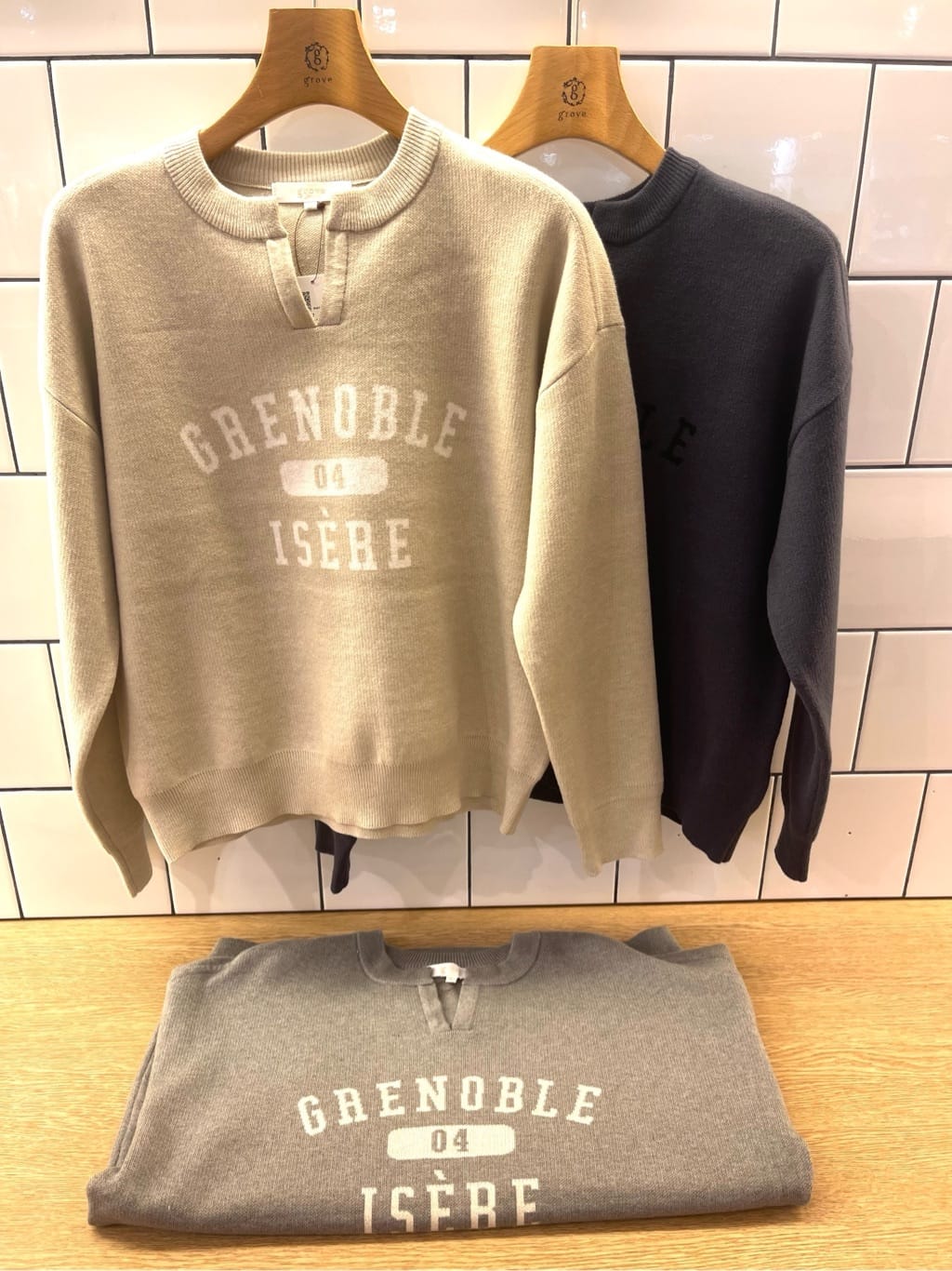 eriicさんの「grove｜カレッジロゴキーネックニット」を使ったコーディネート