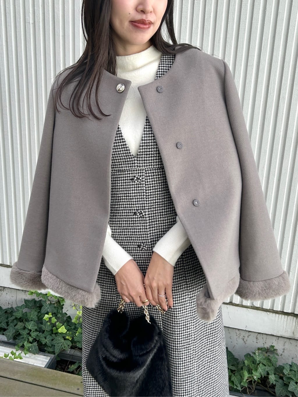 teiさんの「Couture brooch｜【ゆるふわ・通勤】リッシュアンゴラ バックパール調ニット」を使ったコーディネート