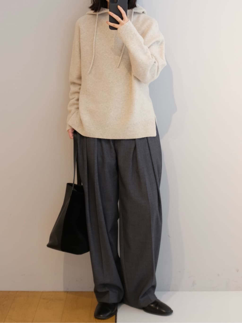 Kishimotoさんの「DRESSTERIOR｜カシミヤブレンドフードニット」を使ったコーディネート