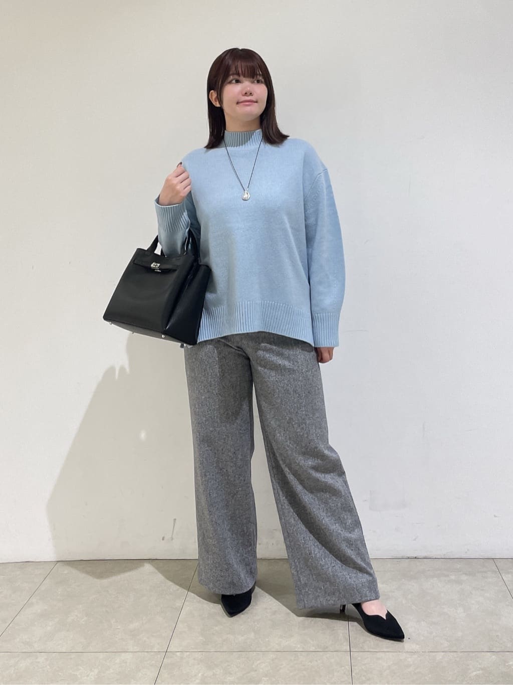 emikaさんの「INDIVI｜【冬ニット人気NO．1！／カシミヤ混】ミドルゲージハイネックニット」を使ったコーディネート