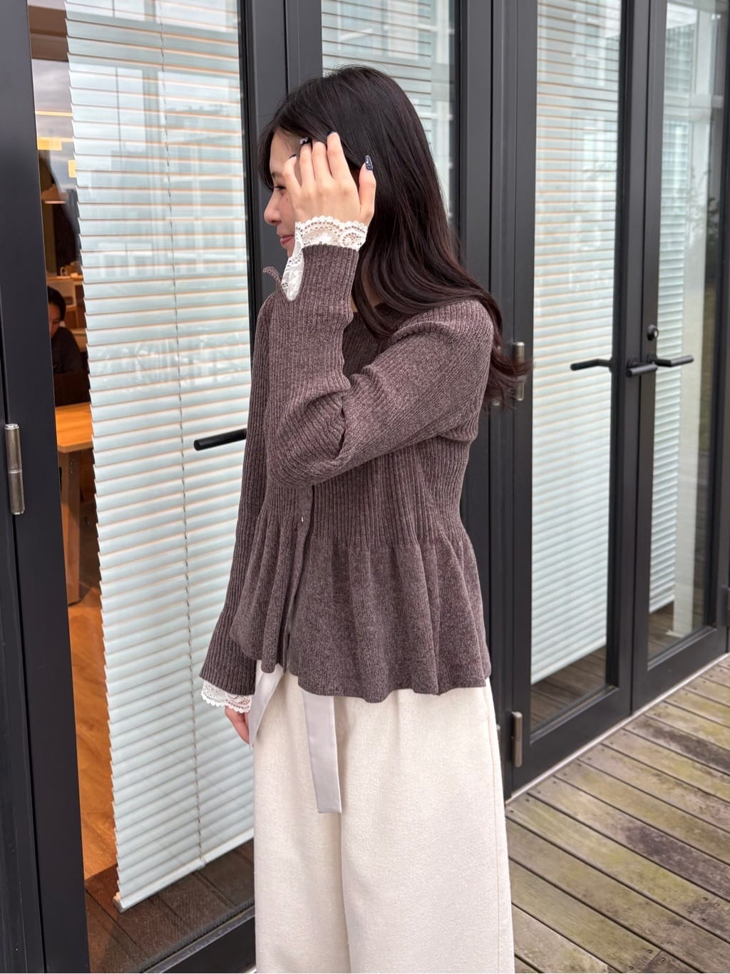 AOIさんの「Couture brooch｜【袖口レース・着映え】短毛モールペプラム カーデ」を使ったコーディネート