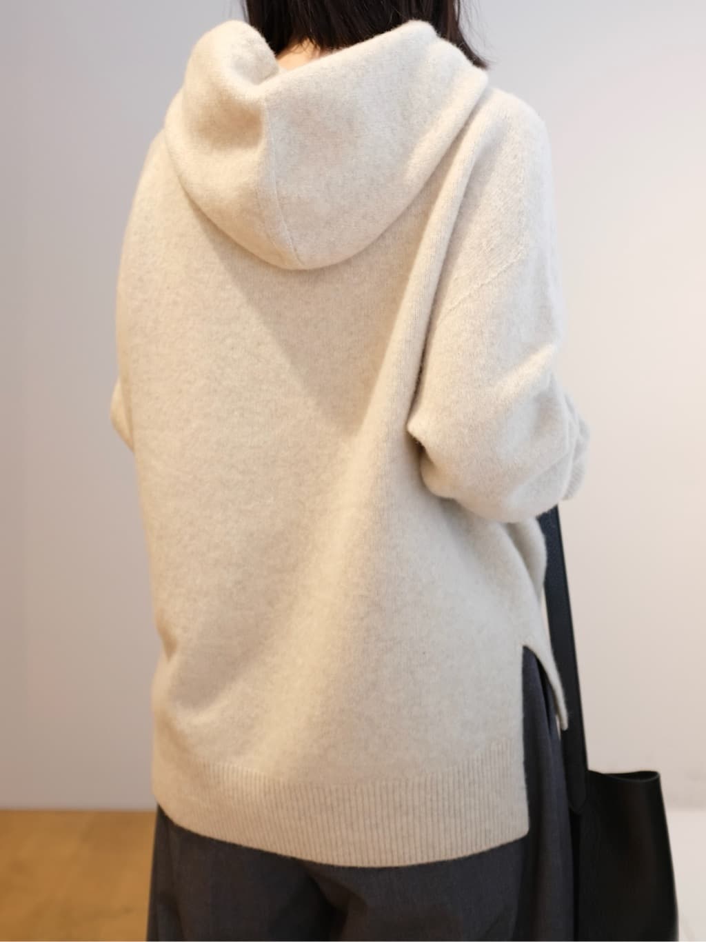 Kishimotoさんの「DRESSTERIOR｜カシミヤブレンドフードニット」を使ったコーディネート