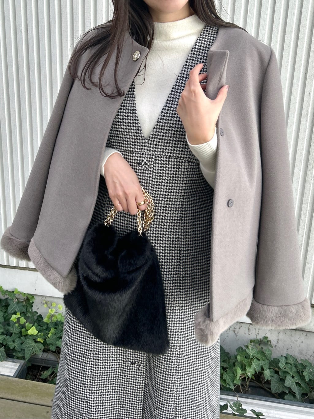 teiさんの「Couture brooch｜【ゆるふわ・通勤】リッシュアンゴラ バックパール調ニット」を使ったコーディネート