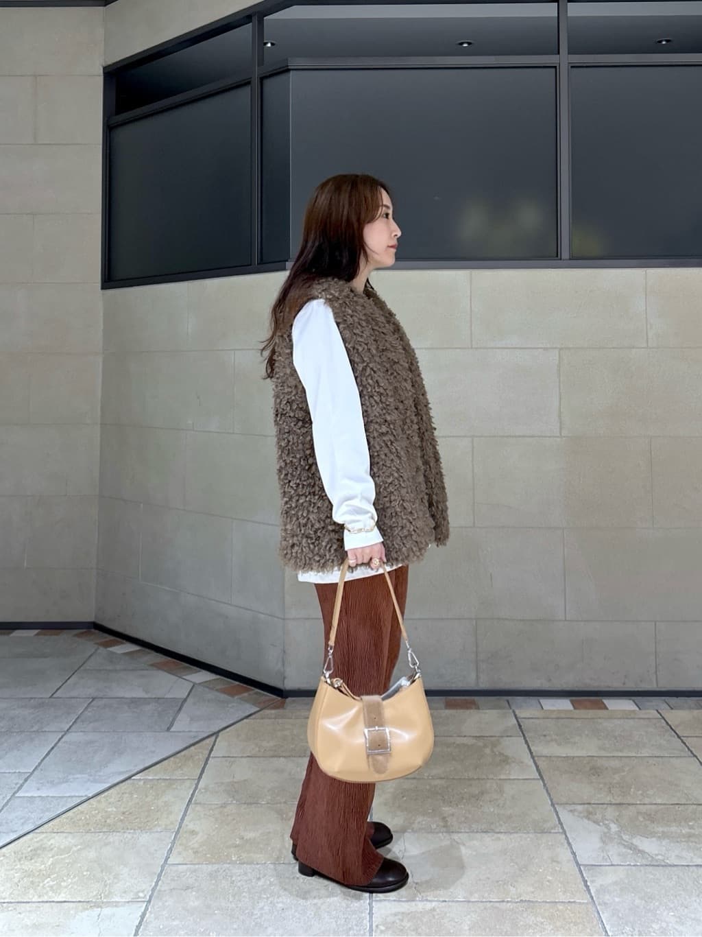 よねさんの「INDIVI｜ベロアフレアパンツ」を使ったコーディネート