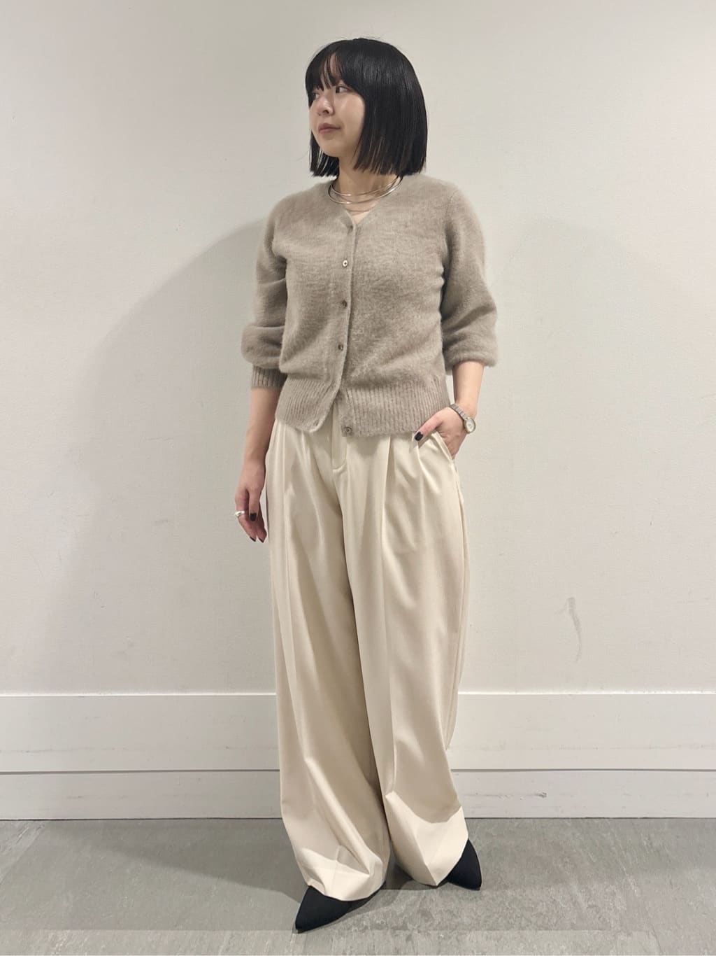 モエカさんの「UNTITLED｜【ふわふわニット/前後2WAY】フォックスカシミヤカーディガン」を使ったコーディネート