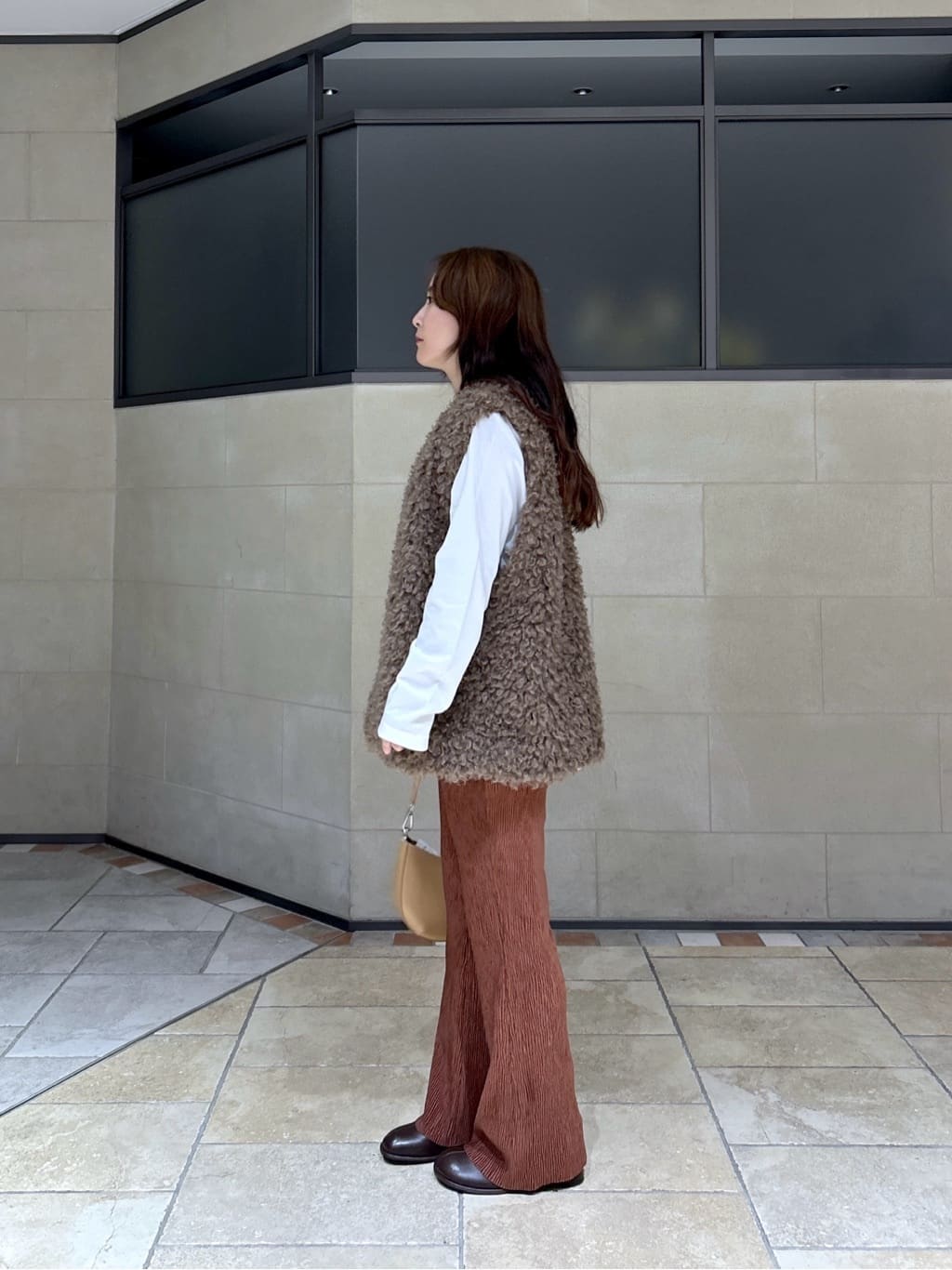 よねさんの「INDIVI｜ベロアフレアパンツ」を使ったコーディネート